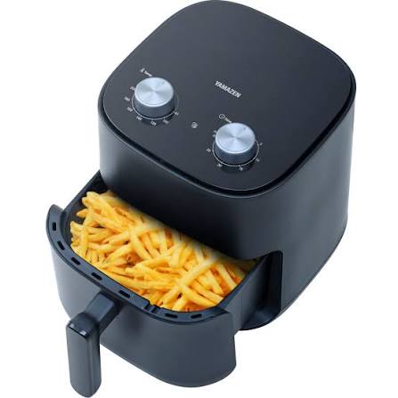 山善エアフライヤーでポテトを調理している様子。油を使わずサクサクに仕上がるノンフライヤー。