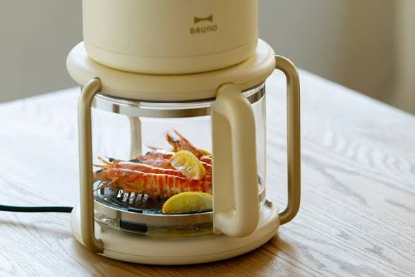 BRUNOガラスエアフライヤーでエビを調理している様子。ガラス容器で中が見えるノンフライヤー。