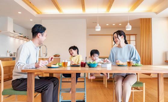 共働き家庭の夕食風景｜家族で食卓を囲みながら食事を楽しむ様子