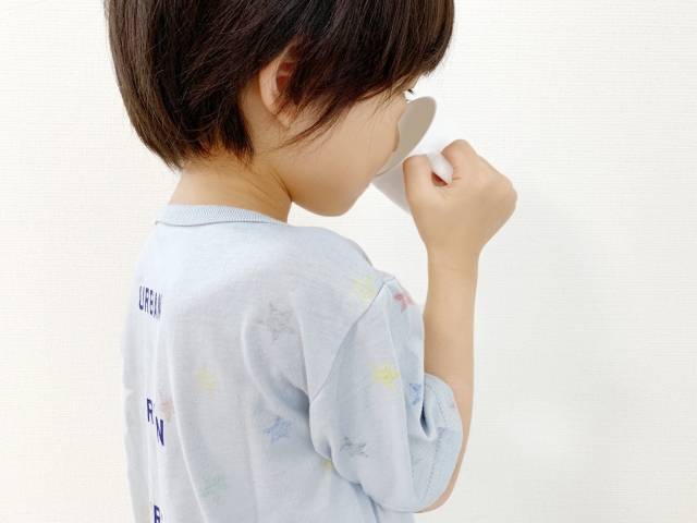 子どもが自分で水を飲む様子｜自分で水分補給する習慣