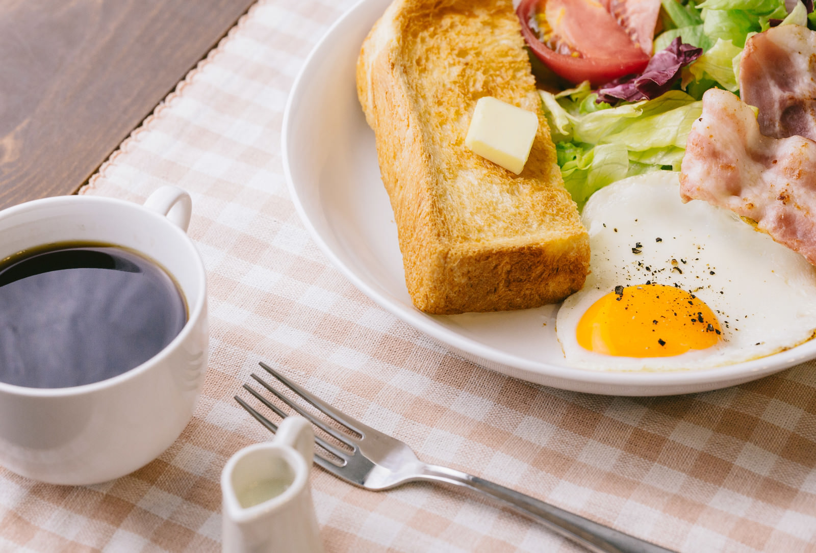 共働き家庭の朝食風景｜コーヒーとトーストで忙しい朝の時間
